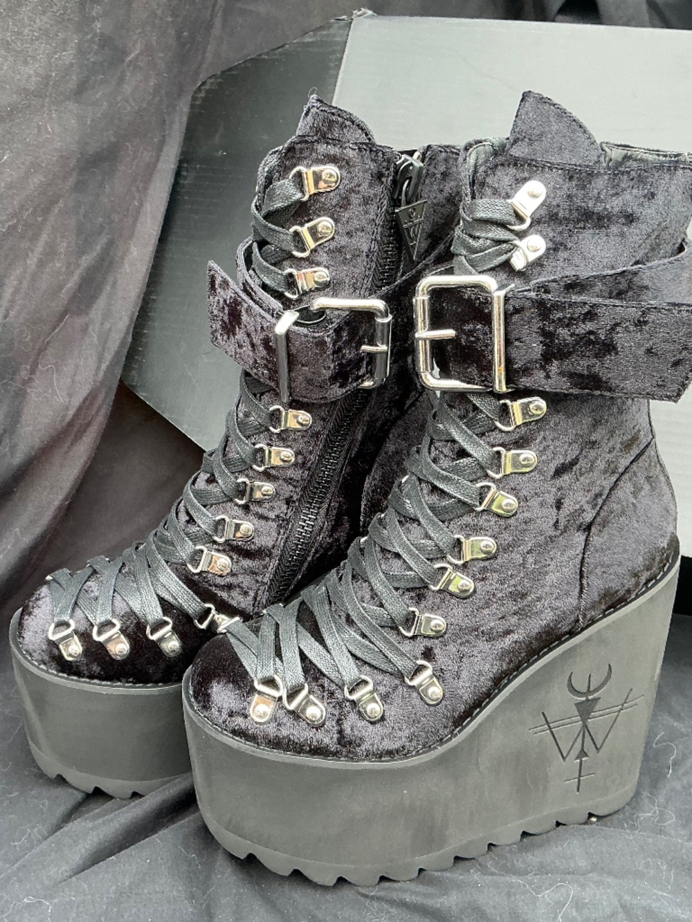 Dollskill velvet platform wedges sz 7 NEW